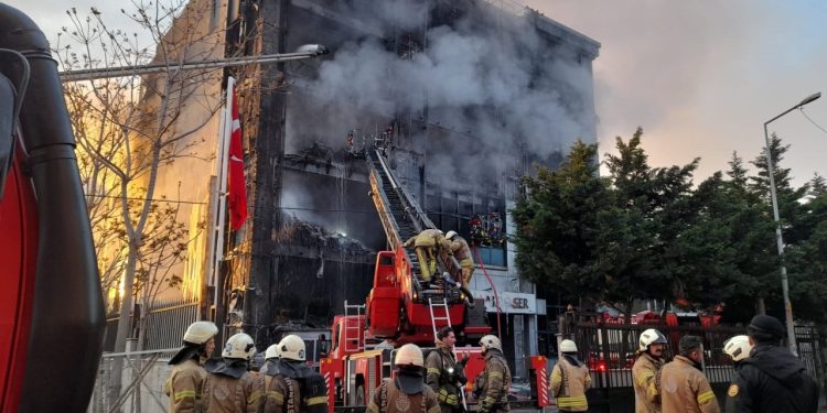 Akit'in olduğu binadaki yangına müdahale sürüyor