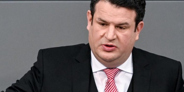 Alman Çalışma Bakanı'ndan asgari ücrete zam sinyali