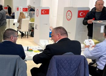 Almanya'da oy verme işlemi başladı, uzun kuyruklar oluştu