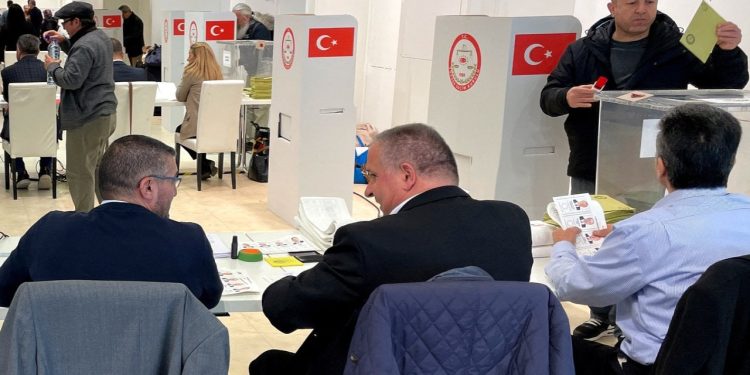 Almanya'da oy verme işlemi başladı, uzun kuyruklar oluştu