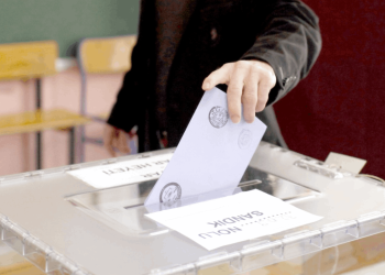 Almanya'daki gazeteci anlattı: Seçmen listesi yok, boş kağıda adını yazıyorlar