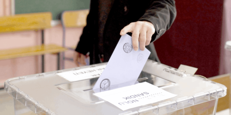 Almanya'daki gazeteci anlattı: Seçmen listesi yok, boş kağıda adını yazıyorlar