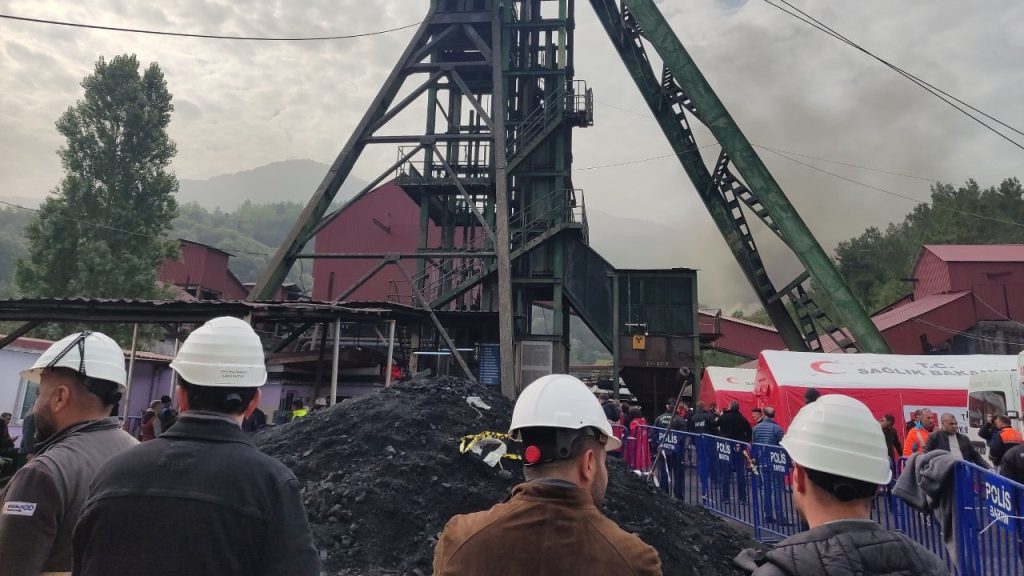 Amasra Maden Faciası'nın sanıkları, adliye koridorunda hakim karşısına çıktı