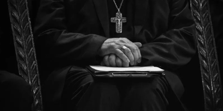 Antikacıdan saat çalan başrahip, Fener Rum Patrikhanesi'nden kovuldu