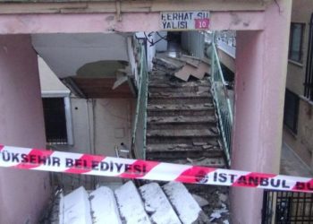 Avcılar'da 50 yıllık binanın merdivenleri kendiliğinden çöktü