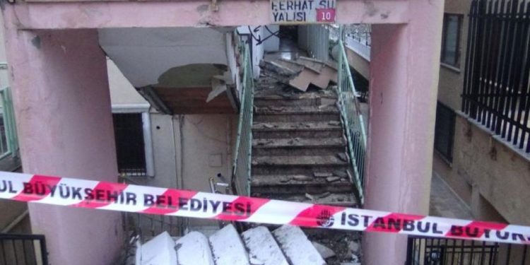 Avcılar'da 50 yıllık binanın merdivenleri kendiliğinden çöktü