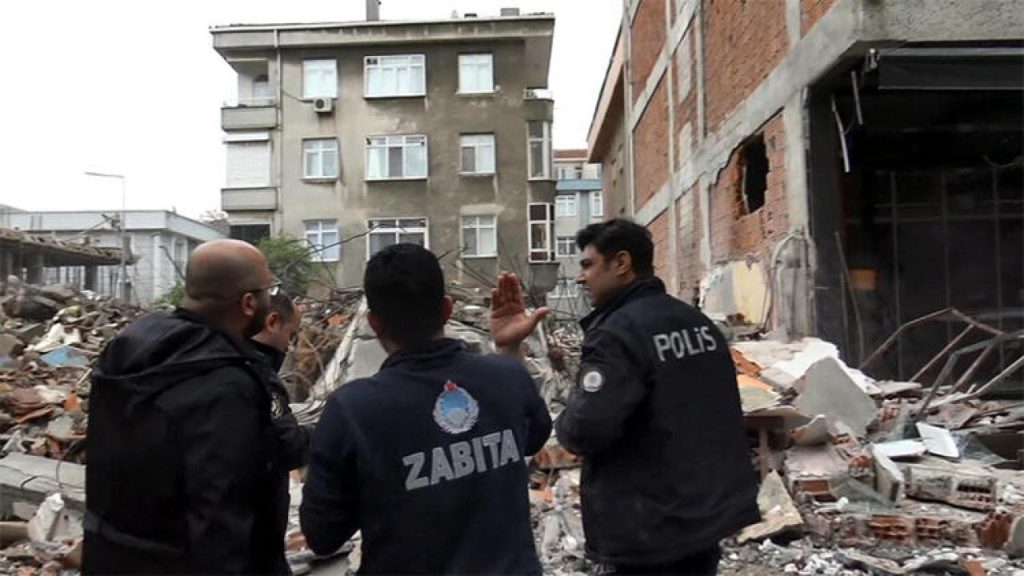 Avcılar'da bina yıkım sırasında çöktü: Bitişiğindeki bina zarar gördü