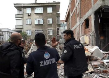 Avcılar'da bina yıkım sırasında çöktü: Bitişiğindeki bina zarar gördü