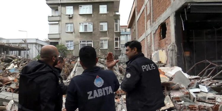 Avcılar'da bina yıkım sırasında çöktü: Bitişiğindeki bina zarar gördü