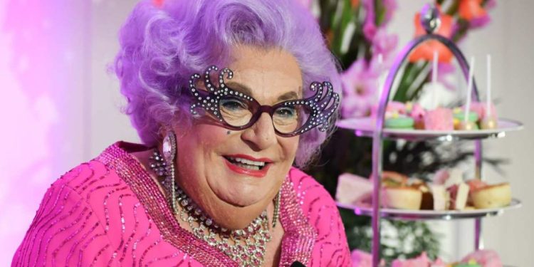 Avustralya'nın 'Huysuz Virjin'i Barry Humphries hayatını kaybetti