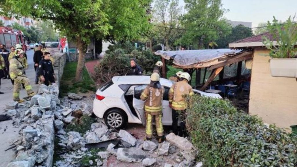 Bahçelievler'de otomobil kafenin bahçesine girdi: Bir ağır yaralı