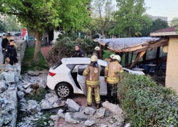 Bahçelievler'de otomobil kafenin bahçesine girdi: Bir ağır yaralı