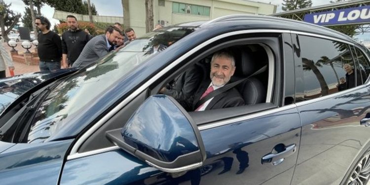 Bakan Nebati, yolda gördüğü Porsche sürücüsüne TOGG'la yarış teklif etmiş