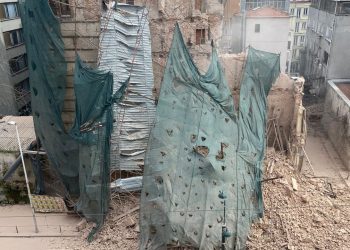 Bakanlık, Karaköy'deki metruk binanın çökmesinden İBB'yi sorumlu tuttu