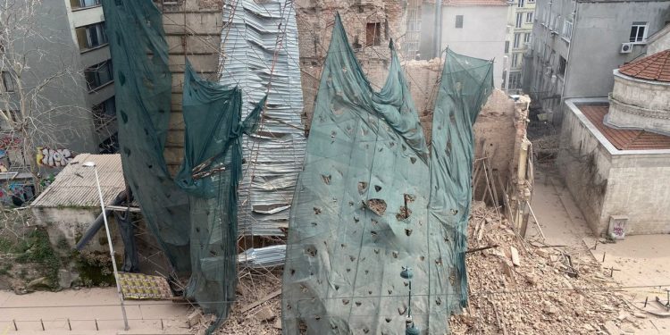 Bakanlık, Karaköy'deki metruk binanın çökmesinden İBB'yi sorumlu tuttu