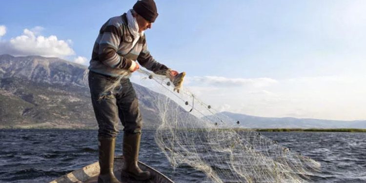 Balıkçılar son kez ağ attı: Av yasağı başladı