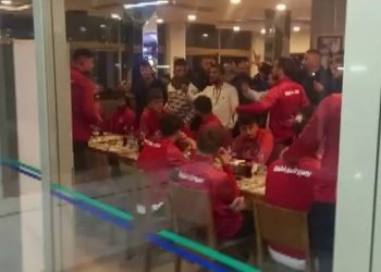 Balıkesirspor taraftarı mola yerini basıp futbolculara saldırdı, sandalyeler havada uçuştu!