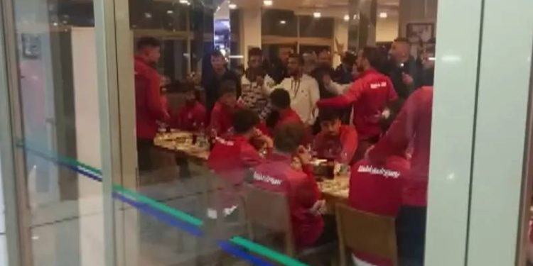 Balıkesirspor taraftarı mola yerini basıp futbolculara saldırdı, sandalyeler havada uçuştu!