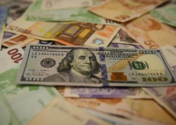 İktidarın ‘liralaşma’ politikalarıyla piyasalarda oluşan sıkışıklığın boyutu büyüyor. Faiz, döviz ve altın yeni rekorları görürken, bankalarda da ödüllü döviz toplama yarışı başladı.