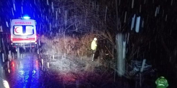 Bayburt’ta otomobil şarampole devrildi: 3 ölü