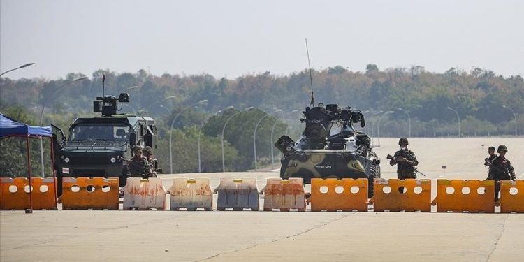 Beş bin kişi, cunta yönetimindeki Mynmar'dan Tayland'da kaçtı