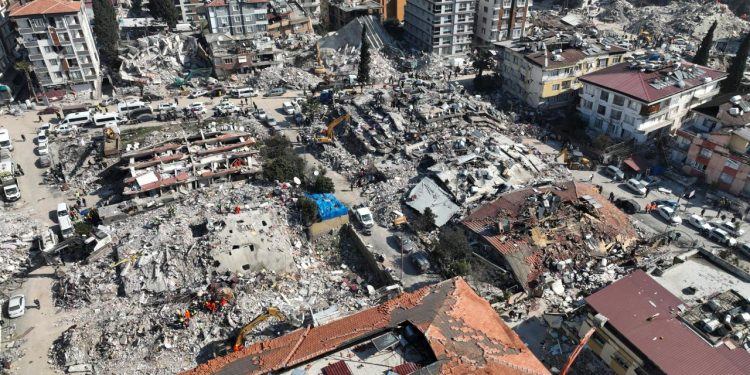 Bin 200 kişiye mezar olan sitenin yapı denetim sorumlusu tutuklandı