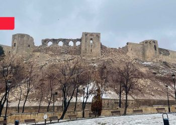 Bin yıllık kale depreme direndi, restore edilen kısımları çöktü