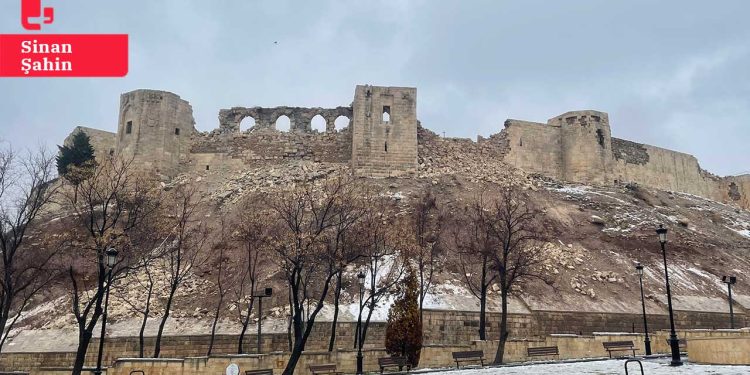Bin yıllık kale depreme direndi, restore edilen kısımları çöktü