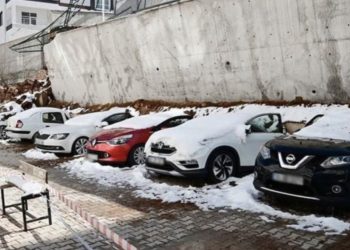 Bir hafta önce çöken istinat duvarı kaldırılmadı, 11 araç hâlâ enkazda