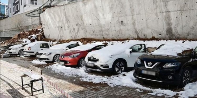 Bir hafta önce çöken istinat duvarı kaldırılmadı, 11 araç hâlâ enkazda