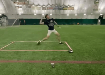 Boeing mühendisleri rekor kırdı: Kağıt uçakla en uzağa uçuş 88 metre oldu