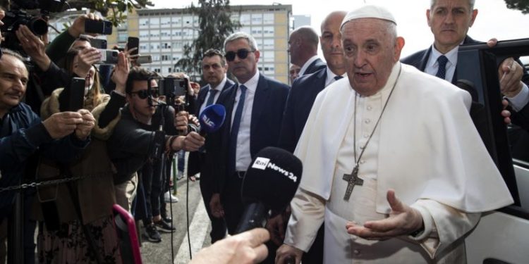 Solunum yolu enfeksiyonu nedeniyle hastaneye kaldırılan Papa Francesco bu sabah taburcu oldu.