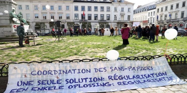 Brüksel’de mülteciler, oturum izni için eylem düzenledi