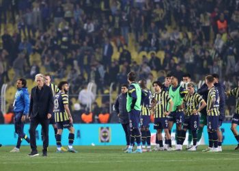 Fenerbahçe bu sezon sahasında alt sıralarda yer alan takımlara karşı yaşadığı puan kayıplarıyla taraftarını üzdü. Sarı lacivertliler, son 3 sırada yer alan takımlara karşı Kadıköy'de 7 puan kaybetti. Öte yandan Kanarya, bu sezon derbilerde de galibiyet alamadı.