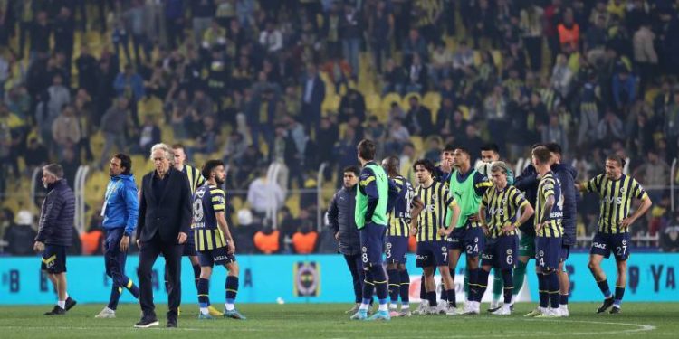 Fenerbahçe bu sezon sahasında alt sıralarda yer alan takımlara karşı yaşadığı puan kayıplarıyla taraftarını üzdü. Sarı lacivertliler, son 3 sırada yer alan takımlara karşı Kadıköy'de 7 puan kaybetti. Öte yandan Kanarya, bu sezon derbilerde de galibiyet alamadı.