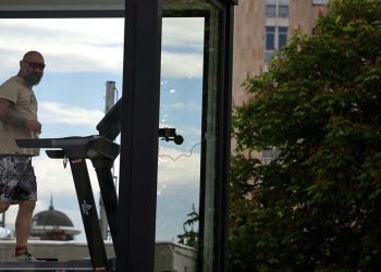 Bulgar maratoncu kendini cam kutuya kapattı: Amaç gençlerde bağımlılığa dikkat çekmek