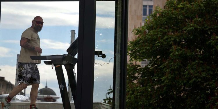 Bulgar maratoncu kendini cam kutuya kapattı: Amaç gençlerde bağımlılığa dikkat çekmek