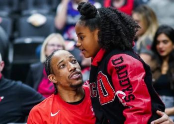 NBA'de çarşamba günü oynanan play-in karşılaşmasında Chicago Bulls, Toronto Raptors'ın serbest atış çizgisindeki kötü performansı sayesinde play-off'a kaldı. Birçok kişi, Raptors'ın yenilgisinde Bulls forveti DeMar DeRozan'ın kızının konsantrasyon bozmak için attığı çığlıklar olabileceğini savunuyor.