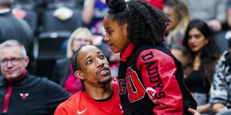 NBA'de çarşamba günü oynanan play-in karşılaşmasında Chicago Bulls, Toronto Raptors'ın serbest atış çizgisindeki kötü performansı sayesinde play-off'a kaldı. Birçok kişi, Raptors'ın yenilgisinde Bulls forveti DeMar DeRozan'ın kızının konsantrasyon bozmak için attığı çığlıklar olabileceğini savunuyor.