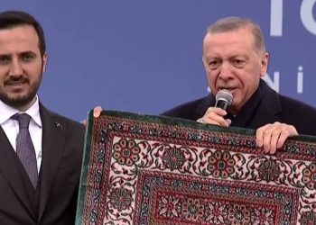 Bunu da yaptı: Erdoğan, Kur’an’dan sonra sahneye seccadeyle çıktı