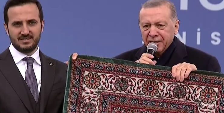 Bunu da yaptı: Erdoğan, Kur’an’dan sonra sahneye seccadeyle çıktı