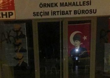 CHP Ataşehir seçim bürosuna saldırı; Camlara RTE yazdılar