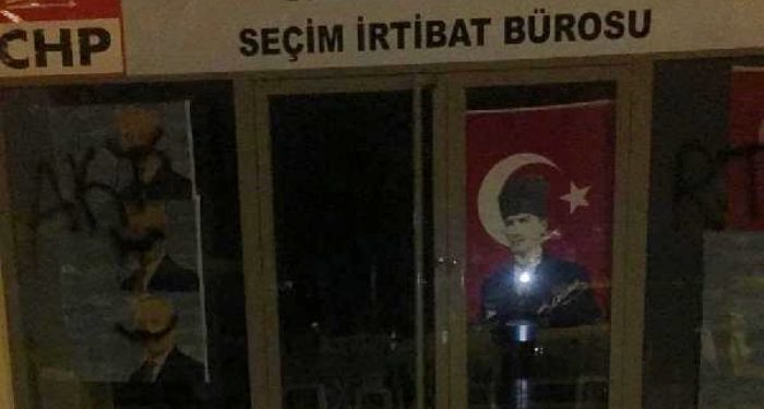 CHP Ataşehir seçim bürosuna saldırı; Camlara RTE yazdılar