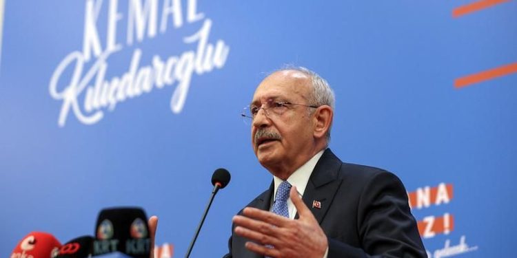 14 Mayıs seçimlerinde Millet İttifakı’nın “ortak liste” ile daha fazla milletvekili kazanacağı hesabı yapan CHP, ittifak ortağı beş partinin yanısıra, Millet İttifakı’nın Cumhurbaşkanı adayı ve Genel Başkan Kemal Kılıçdaroğlu’nu destekleme kararı alan Türkiye Değişim Partisi Genel Başkanı Mustafa Sarıgül’e listelerinde yer açtı.