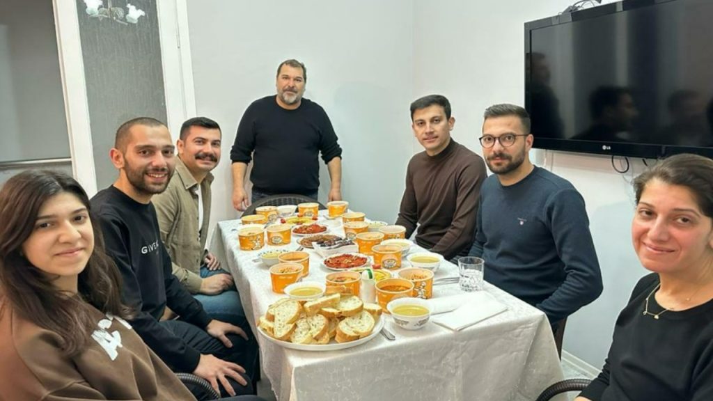 CHP'li Killik depremzedelerle iftar yaptı: 'Yaralarımızı birlikte soracağız'