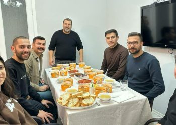 CHP'li Killik depremzedelerle iftar yaptı: 'Yaralarımızı birlikte soracağız'