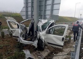 Çanakkale'de araç direğe çarptı: Anne ile oğlu öldü, baba ağır yaralı