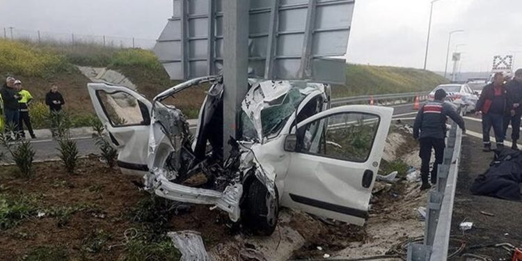 Çanakkale'de araç direğe çarptı: Anne ile oğlu öldü, baba ağır yaralı