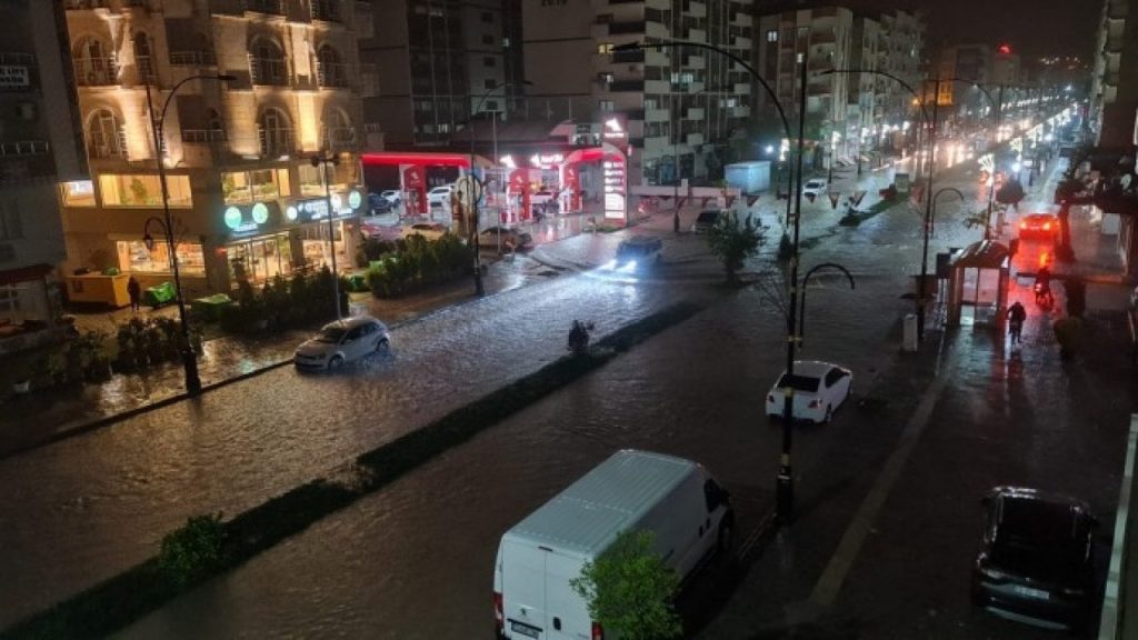 Cizre'de sağanak yağış: Caddeler göle döndü