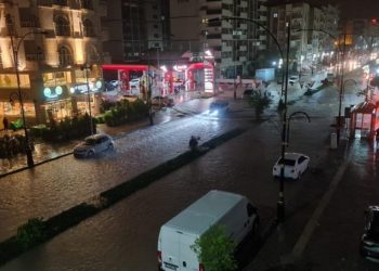 Cizre'de sağanak yağış: Caddeler göle döndü